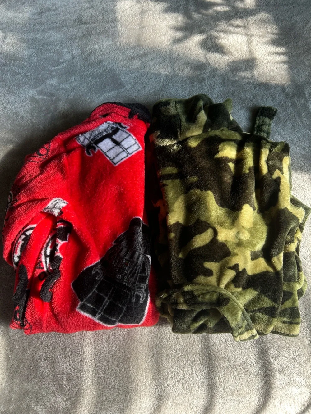 Kids Plush Hooded Blanket - Red & Green Camo